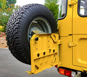 1/75-8/76 Tire Carrier